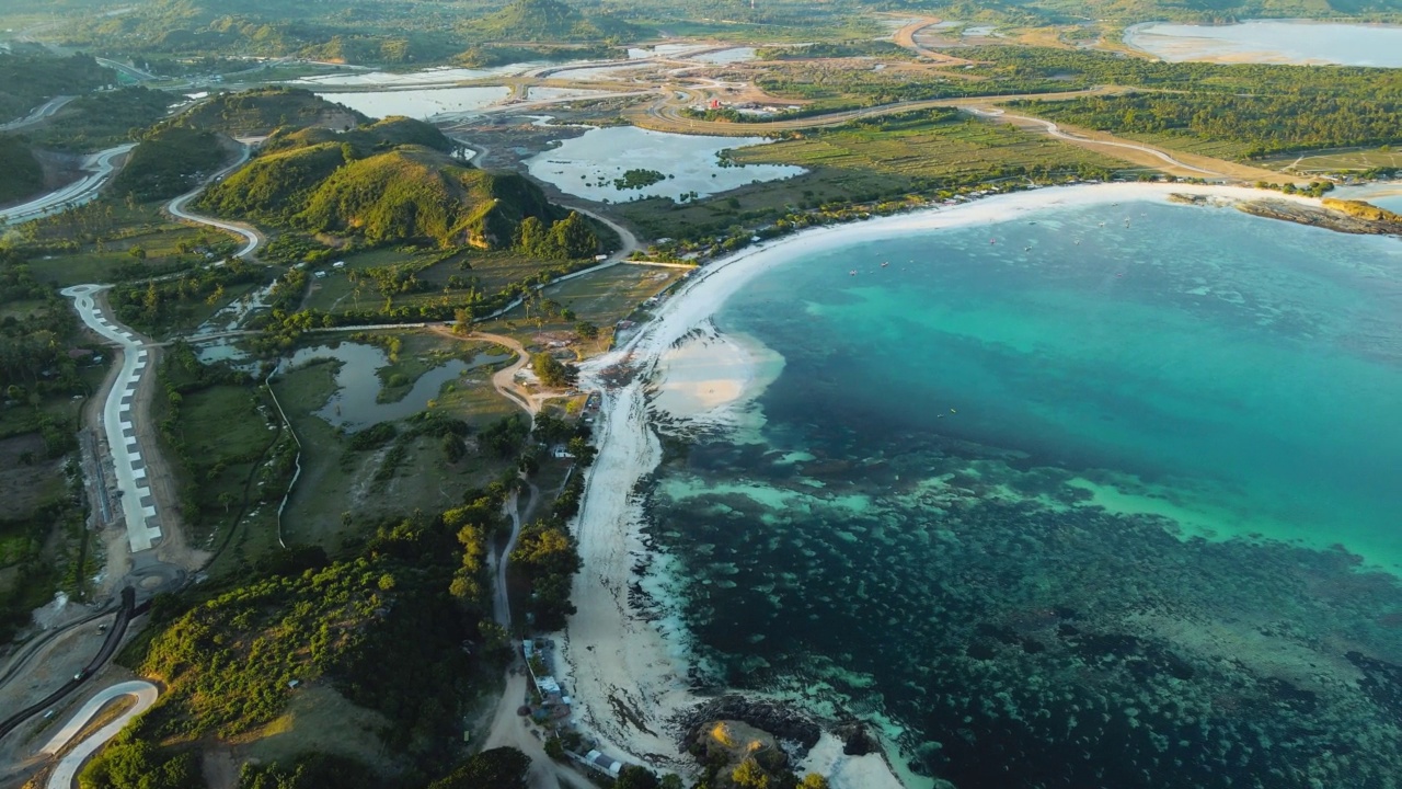 在龙目岛的空中拍摄，著名的武吉梅莱斯山和沙滩，海浪从海洋来。Lombok,印度尼西亚。视频下载