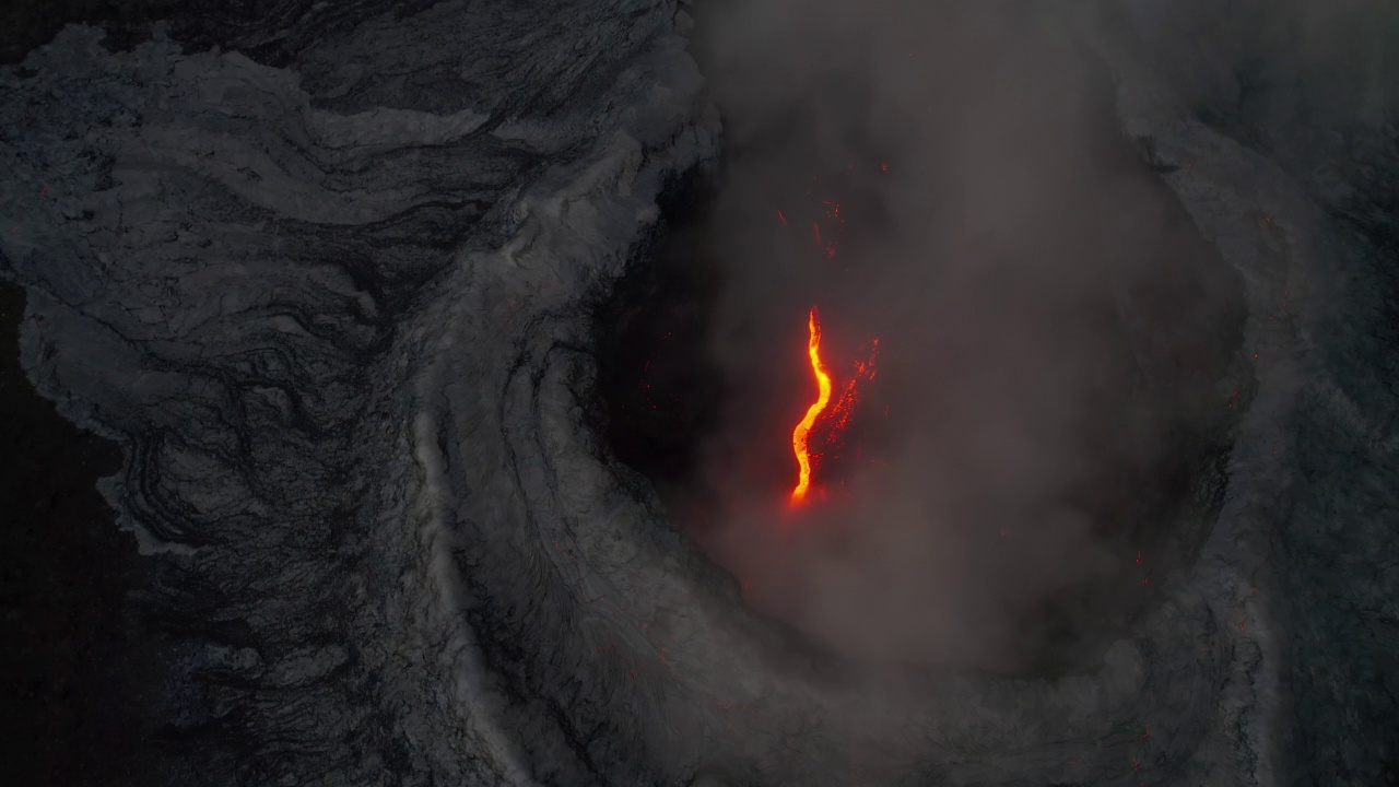 俯视着烟雾缭绕的冰岛火山口视频素材