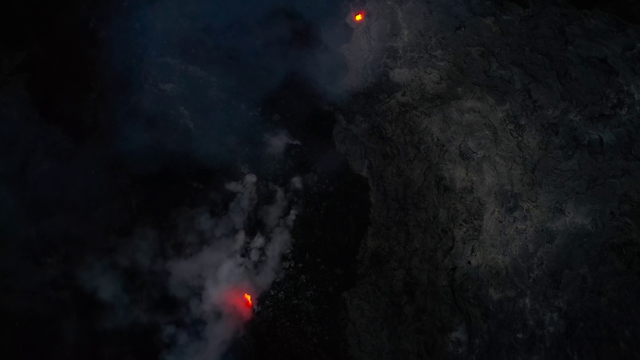 冒着烟的熔岩在冰岛荒凉的火山上空盘旋视频素材