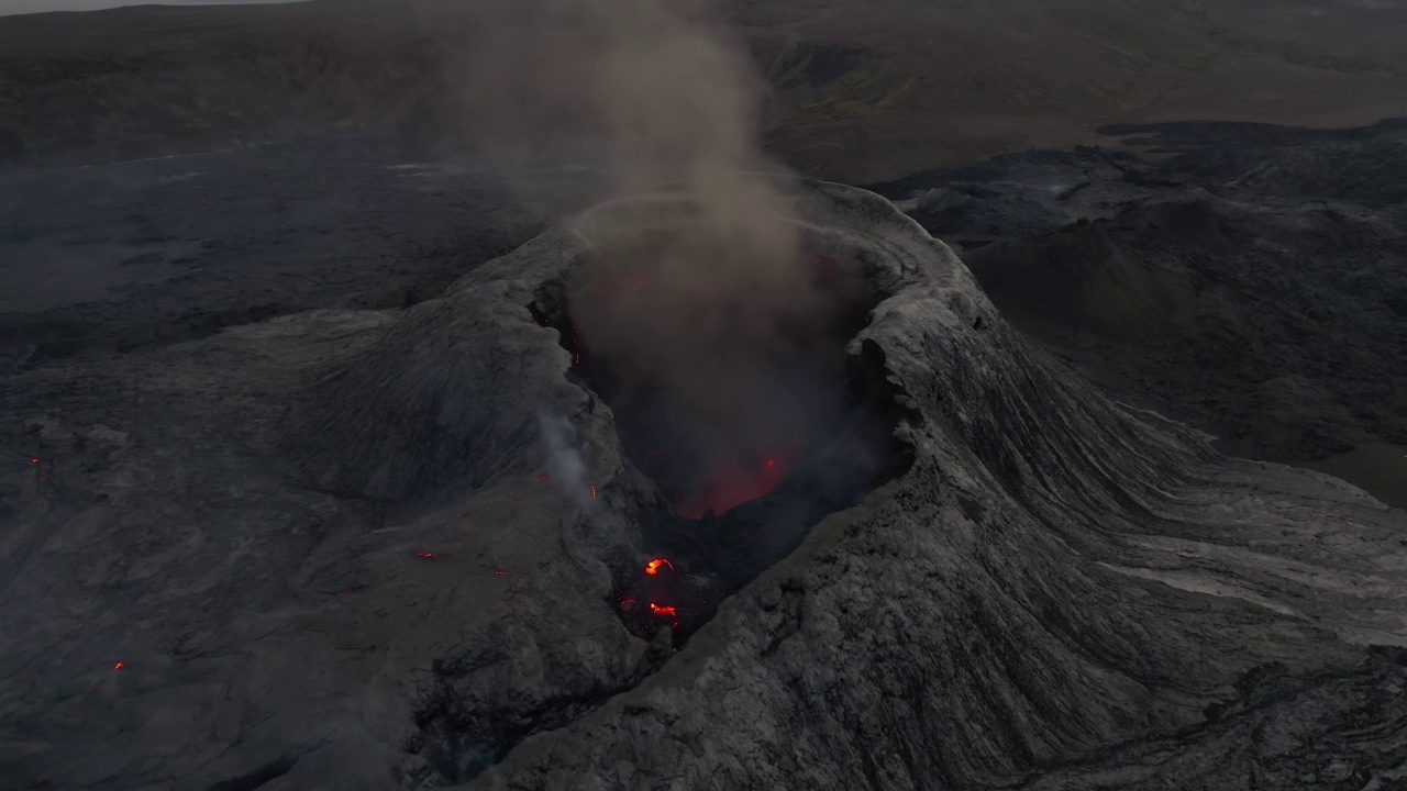 飞越冒烟的火山景观向火山口冰岛航空视频素材