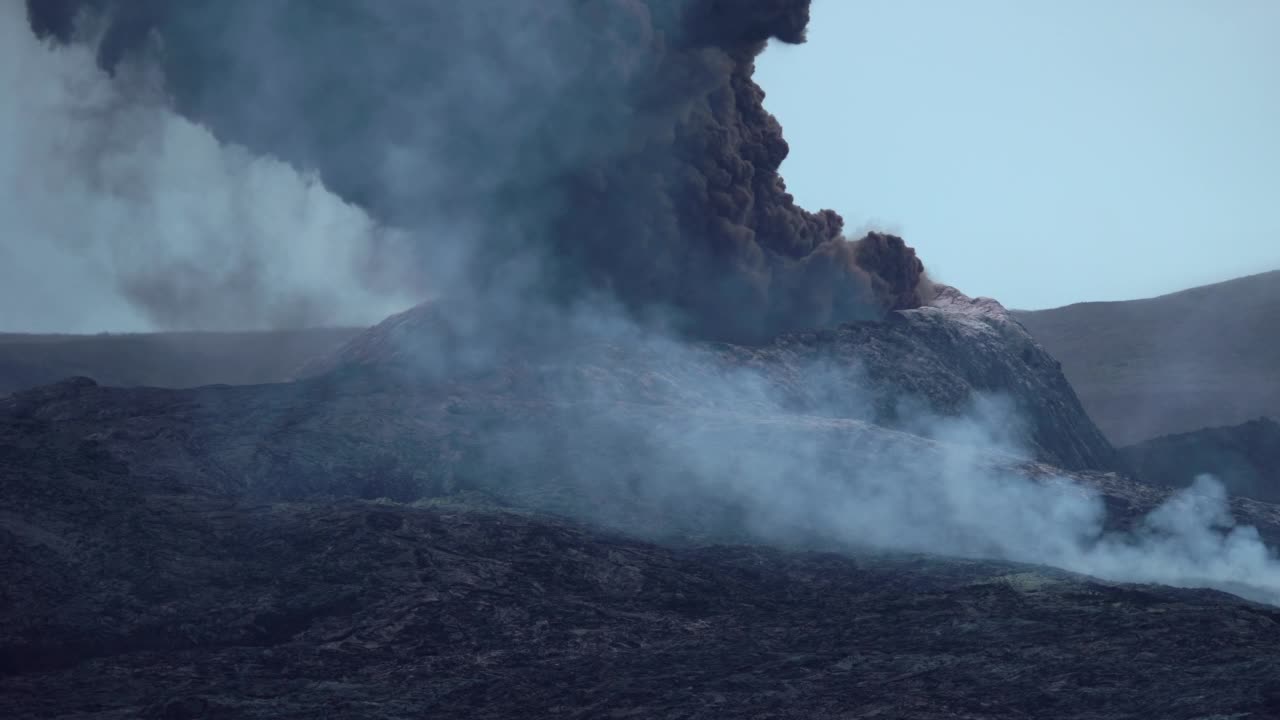 强烈喷发的黑色火山灰笼罩冰岛2021年视频素材