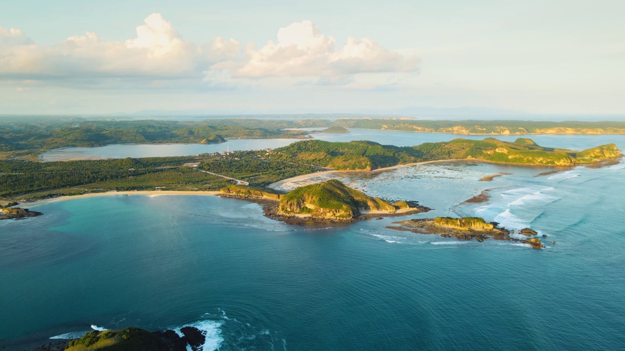 空中环绕拍摄龙目岛，著名的Bukit Merese山和沙滩和海浪。Lombok,印度尼西亚。视频素材