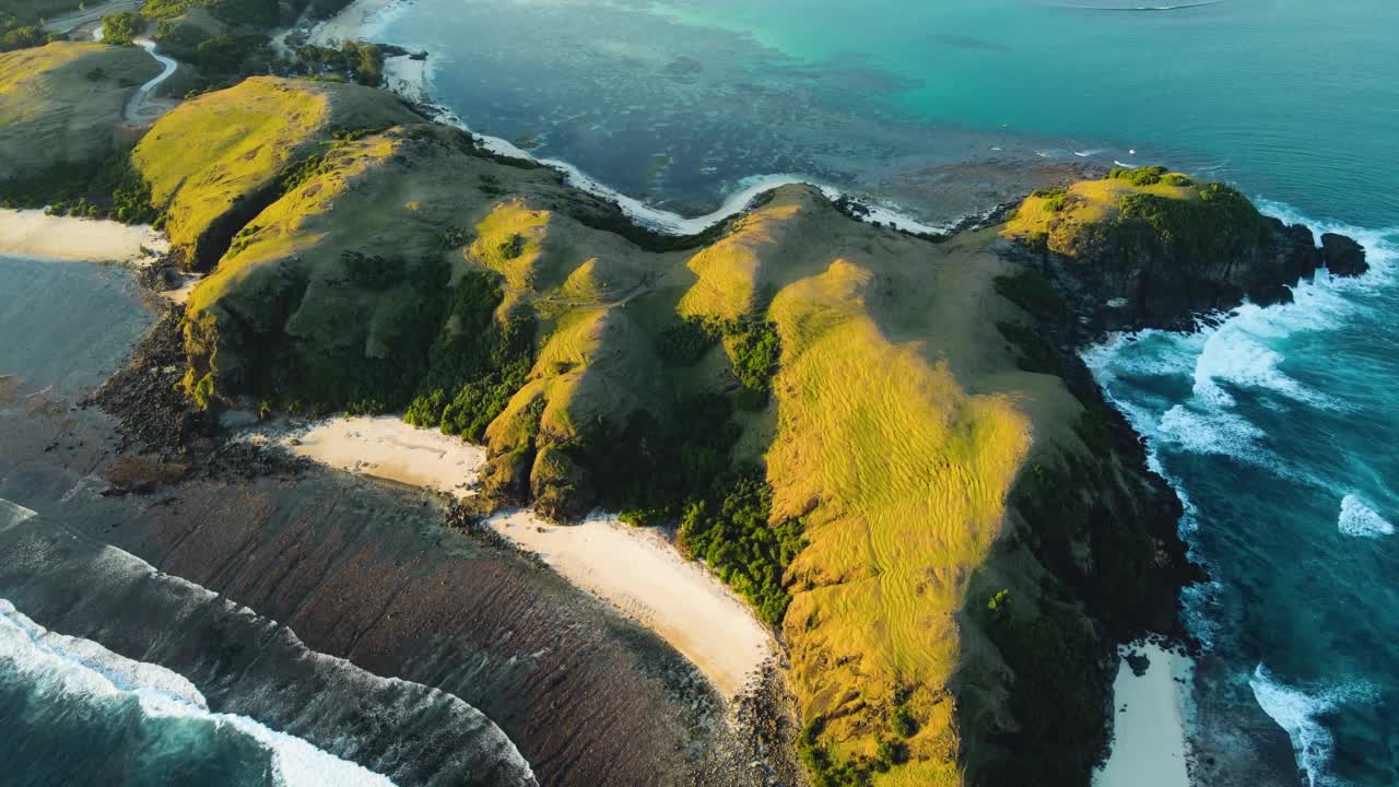 在龙目岛的空中拍摄，著名的武吉梅莱斯山和沙滩，海浪从海洋来。Lombok,印度尼西亚。视频下载