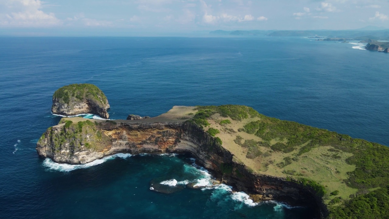 曼达利卡周边地区海景鸟瞰图。龙目岛南部的Gili岛视频素材