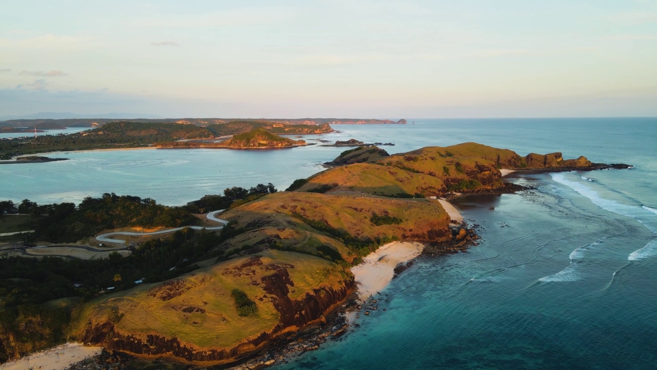 空中环绕拍摄龙目岛，著名的Bukit Merese山和沙滩和海浪。Lombok,印度尼西亚。视频下载