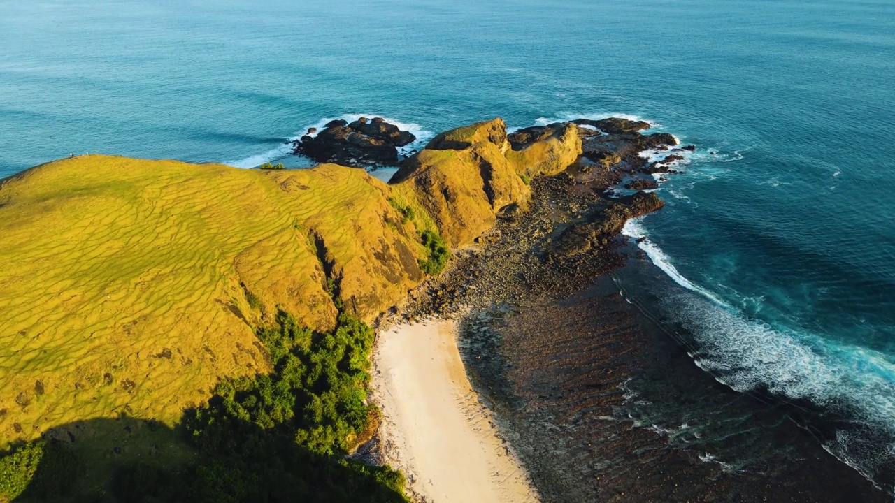 空中环绕拍摄龙目岛，著名的Bukit Merese山和沙滩和海浪。Lombok,印度尼西亚。视频素材