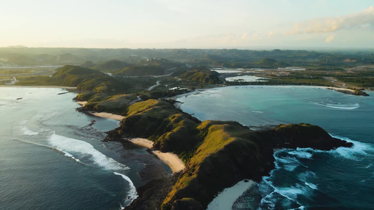 在龙目岛的空中拍摄，著名的武吉梅莱斯山和沙滩，海浪从海洋来。Lombok,印度尼西亚。视频素材