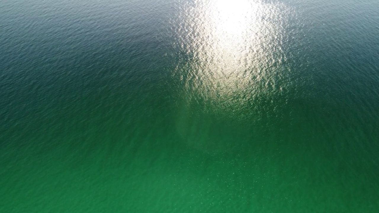 航拍的海景全景，清澈湛蓝的大海和岩石海岸。在岩石的背景下，美丽的泻湖上的游艇。理想的夏日旅游度假目的地概念视频素材