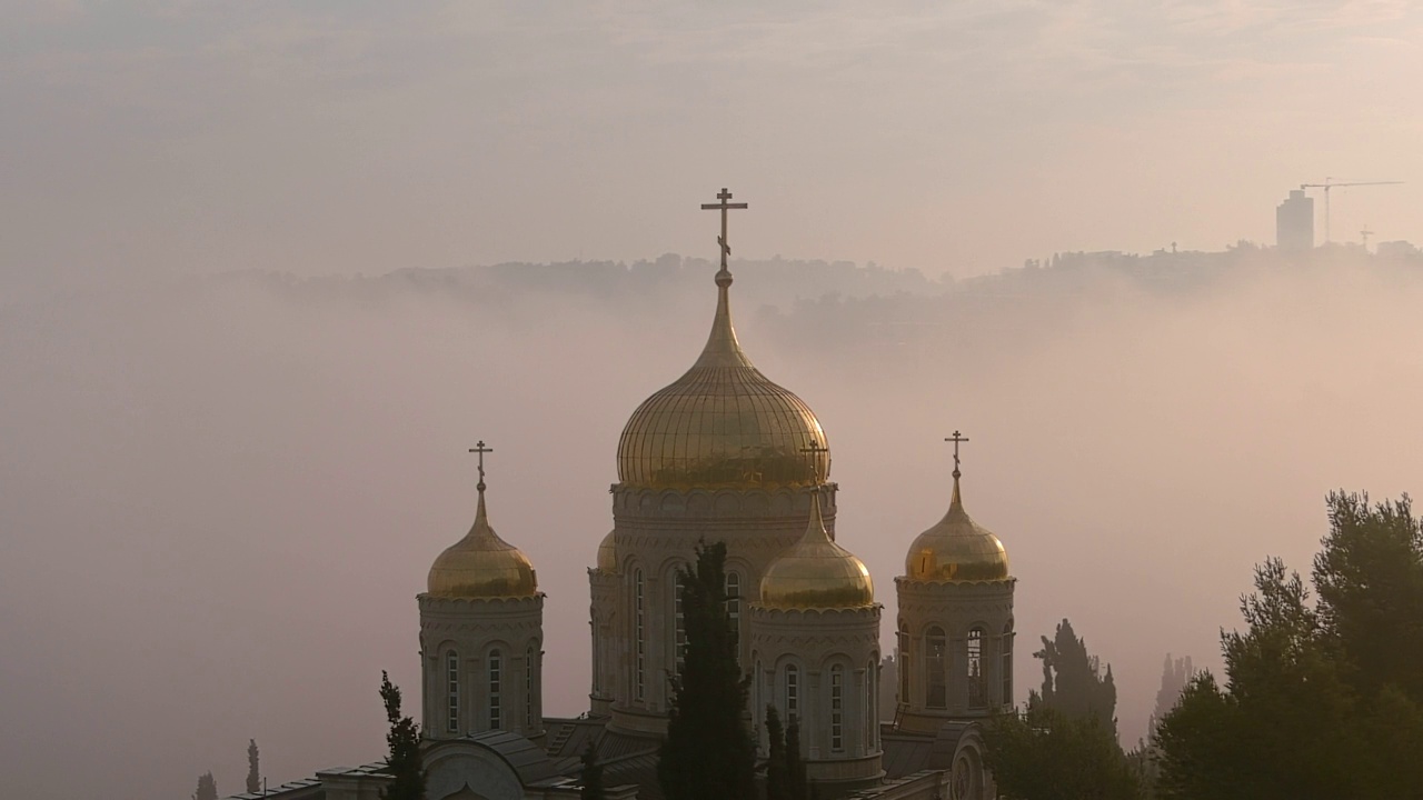 耶路撒冷Ein Kerem的Golden Gorny修道院，日出时的鸟瞰图视频素材