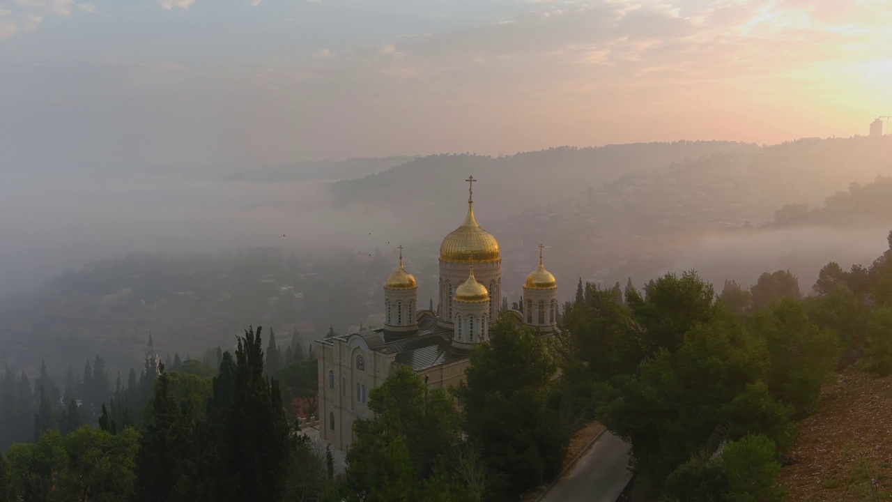 耶路撒冷的日出，Ein Kerem的Golden Gorny修道院，空中拍摄视频素材