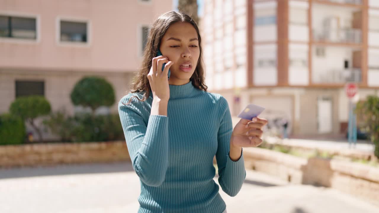 年轻的非洲裔美国女人在街上用智能手机聊天视频素材