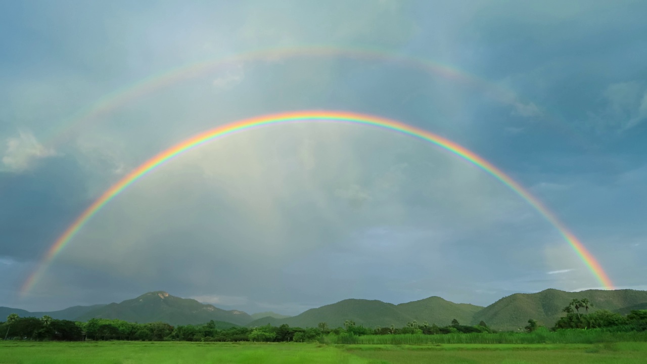 美丽的双彩虹在下雨的天空时间流逝视频下载