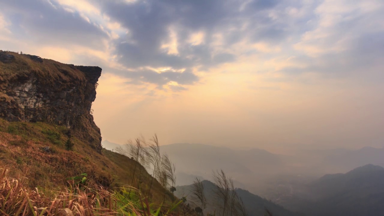 富芝发地标性自然旅游目的地泰国清莱日出之地(放大图)视频下载