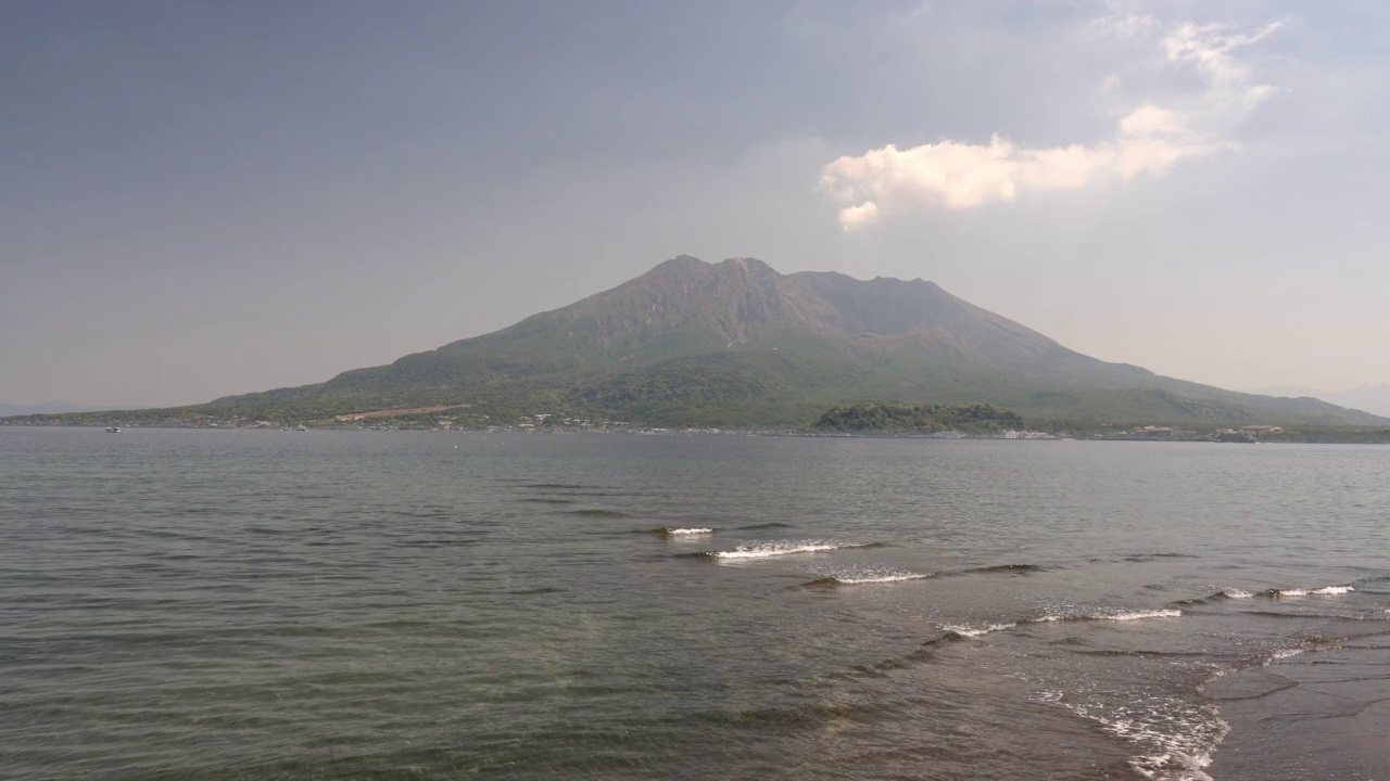 图为巨浪从樱岛袭来的风景视频素材