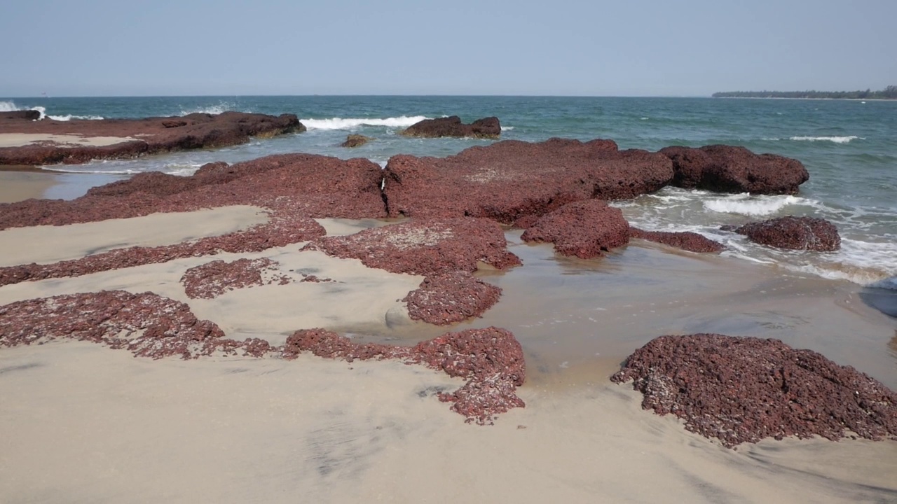 强烈的海浪冲击着岩石海滩视频素材