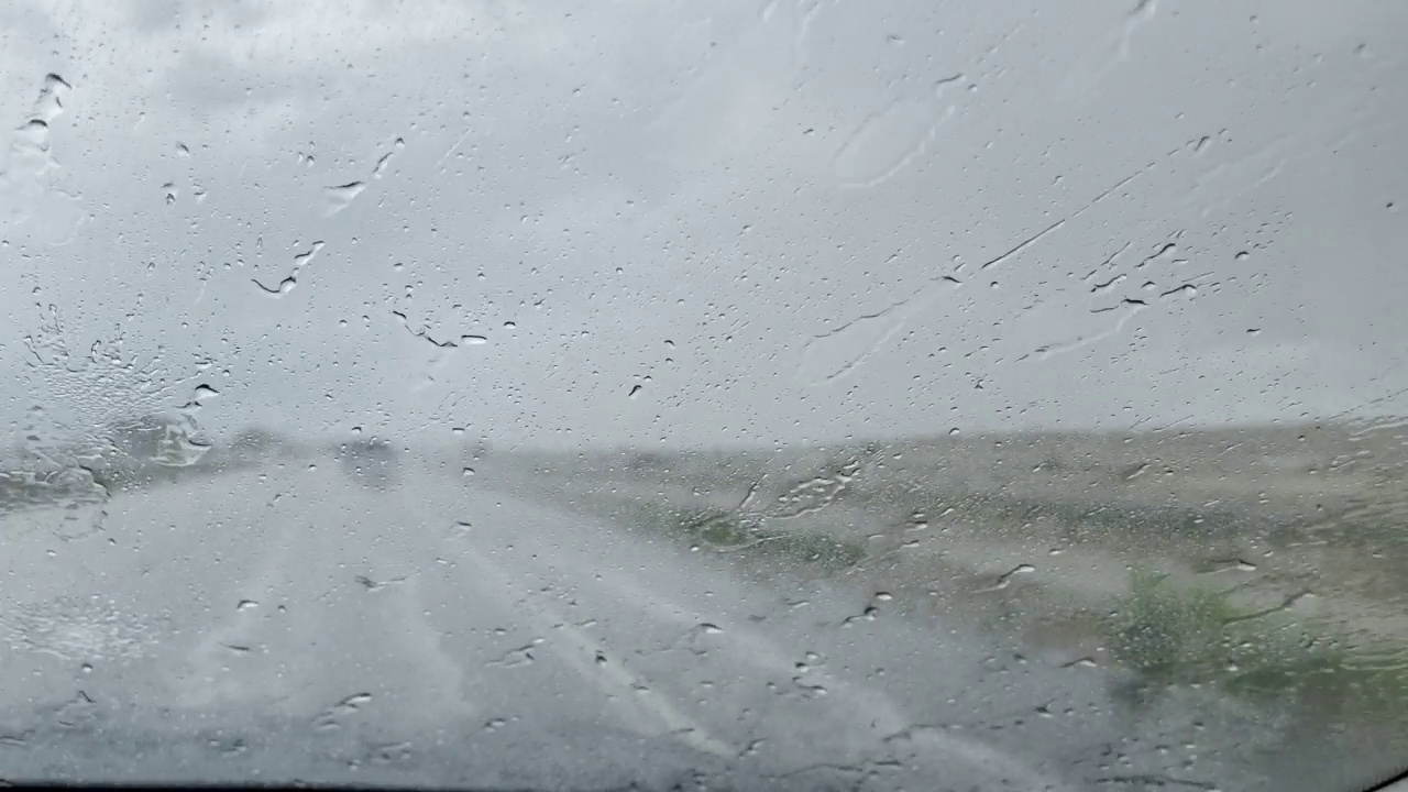 时间流逝接近大枢纽科罗拉多冰雹风暴多雨和风暴州际70旅行在美国西部从移动汽车公路基础设施视频系列春末POV视频素材