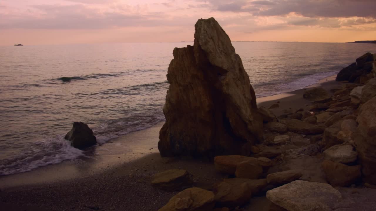 日落时的海滨美景。视频素材