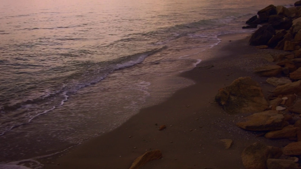 日落时的海滨美景。视频素材