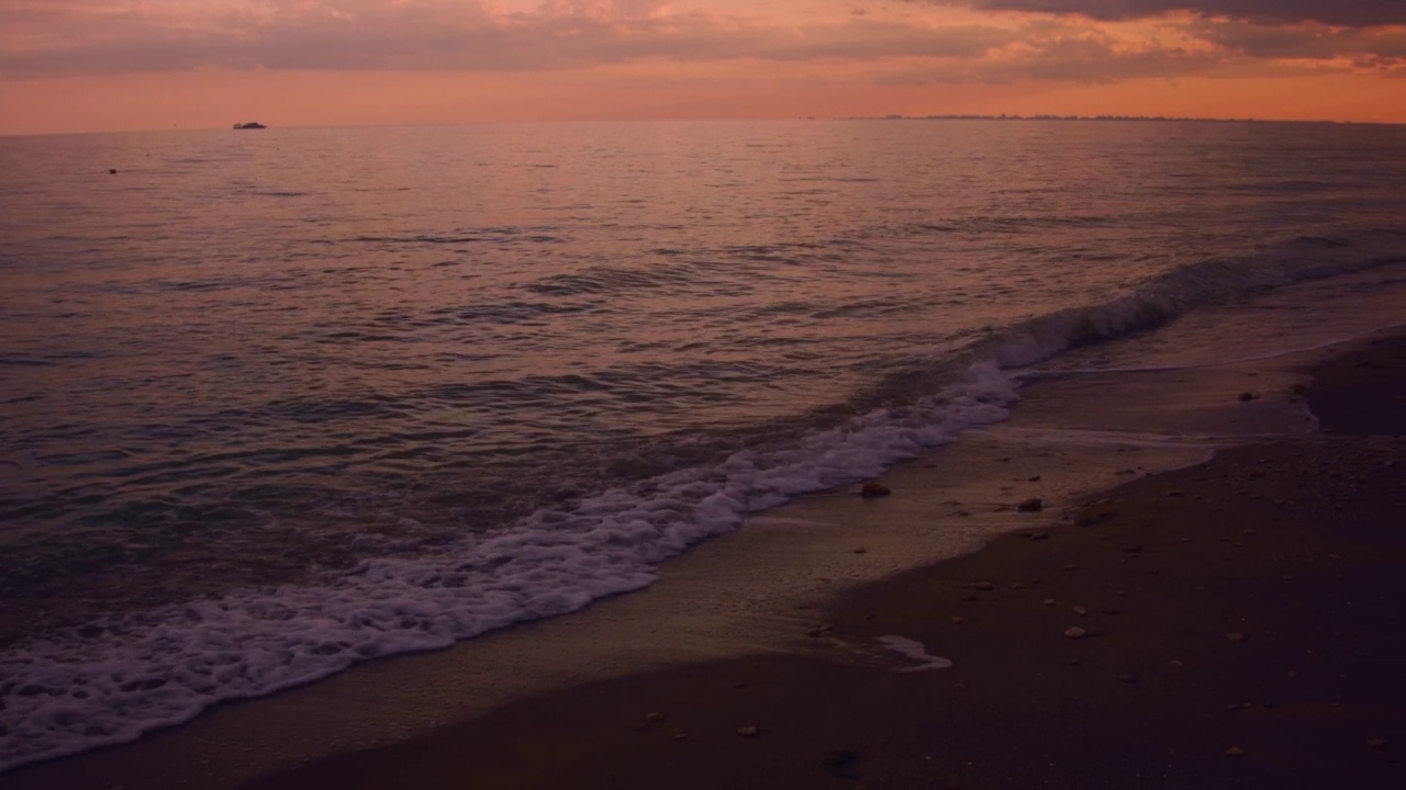 日落时的海滨美景。视频素材