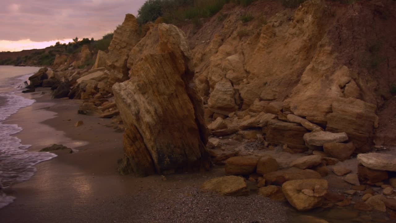 日落时的海滨美景。视频素材