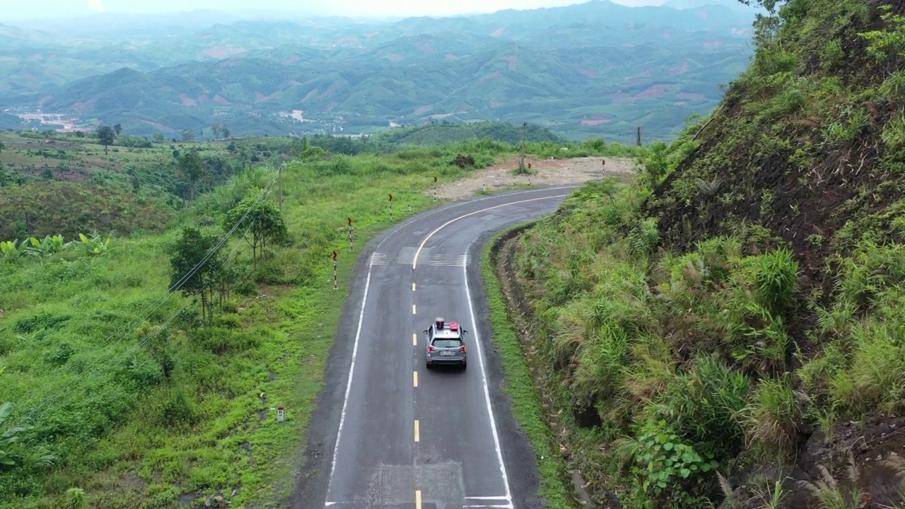 无人机拍摄到一辆越野车在空旷的道路上飞行视频素材