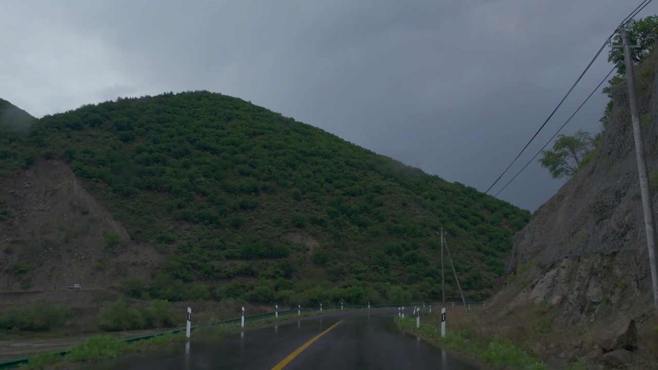 在雨中开车视频素材