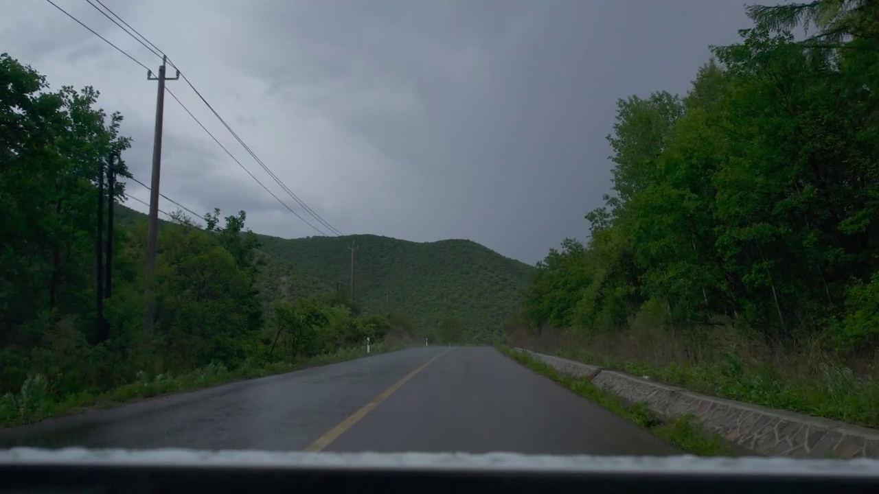 在雨中开车视频素材