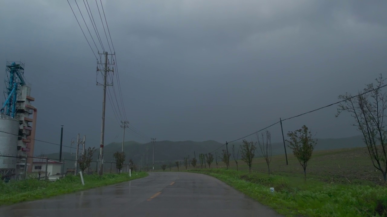 在雨中开车视频素材