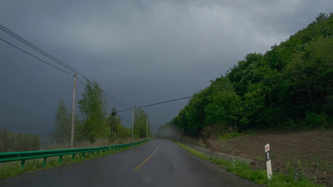 在雨中开车视频素材