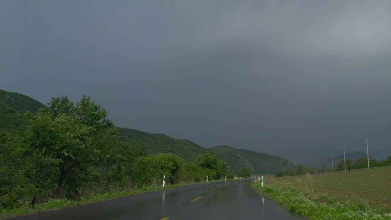 在雨中开车视频素材