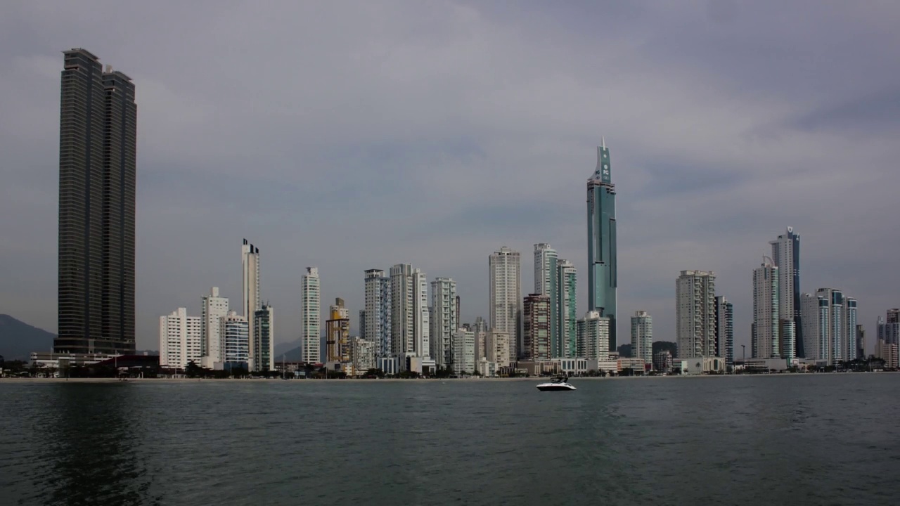 时间流逝从海滩前摩天大楼在balneario Camboriu度假城市视频素材