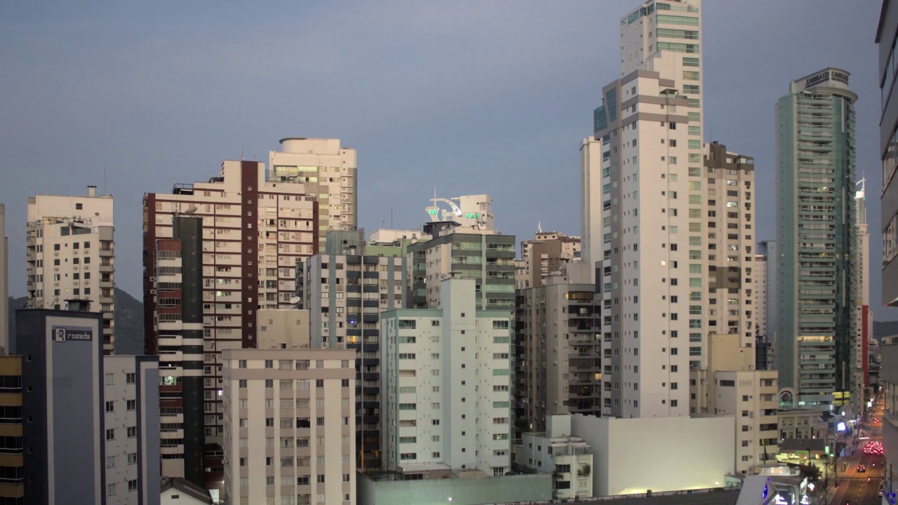 从balneario Camboriu在淡季的白天到晚上的时间流逝视频素材