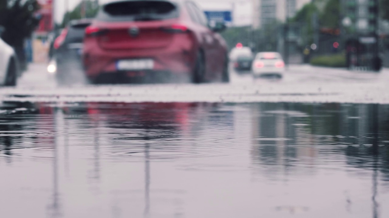 雨天城市街道上的交通视频素材