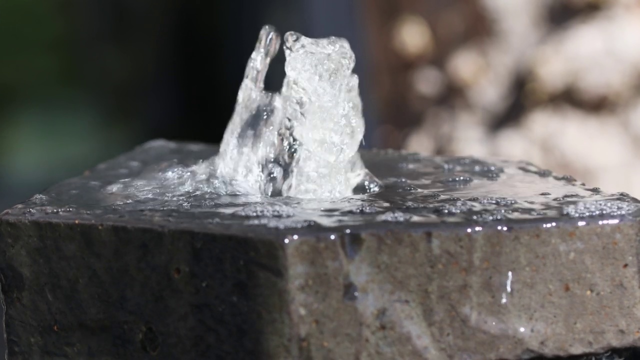 装饰花园的瀑布喷泉，水晶泡泡流潺潺滴落视频素材