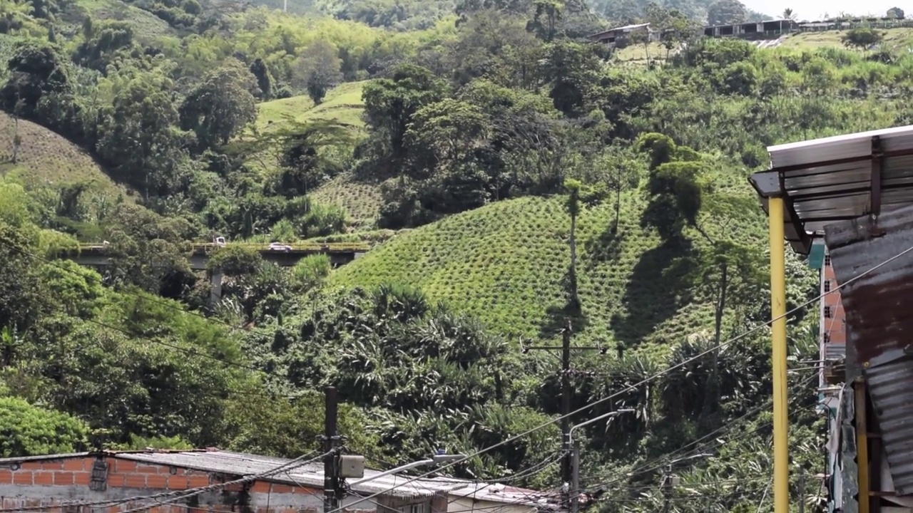 美丽的森林山旁边的贫困社区位于佩雷拉哥伦比亚市，靠近咖啡区。海拔2000米。
拉斯维加斯附近，dosquebradas risaralda视频素材