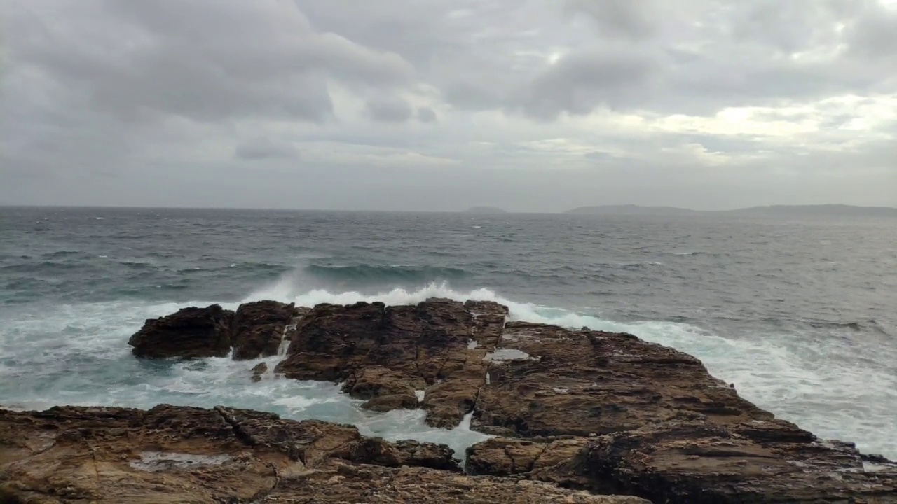 海浪拍打着岩石，时间流逝视频素材