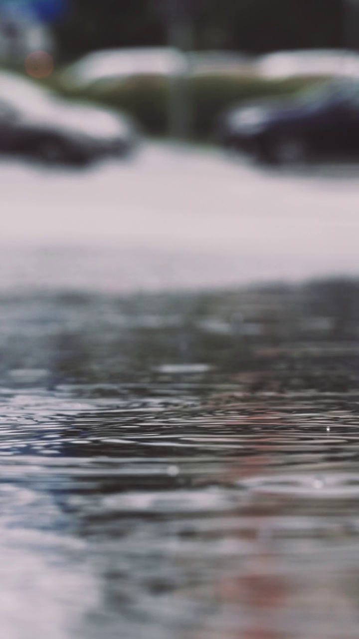 雨中的城市街道和汽车视频素材