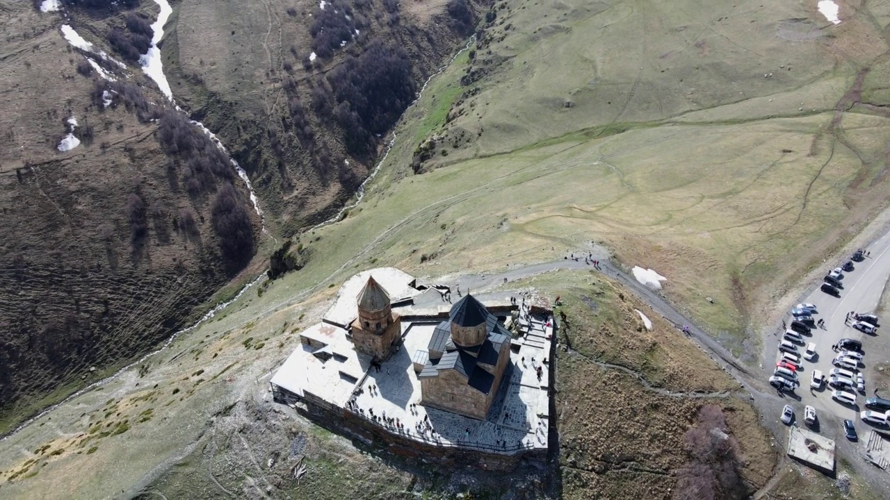 摄影无人机在Stepantsminda村附近的圣三一教堂(Gergeti Trinity Church)上空盘旋并上升视频素材