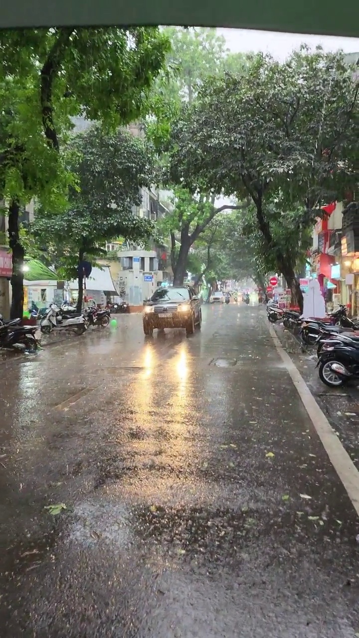 越南河内，还剑，拥挤的交通，混乱和许多人在暴雨中视频素材