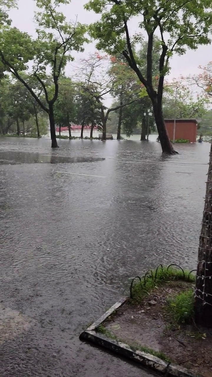 越南河内，还剑，拥挤的交通，混乱和许多人在暴雨中视频素材