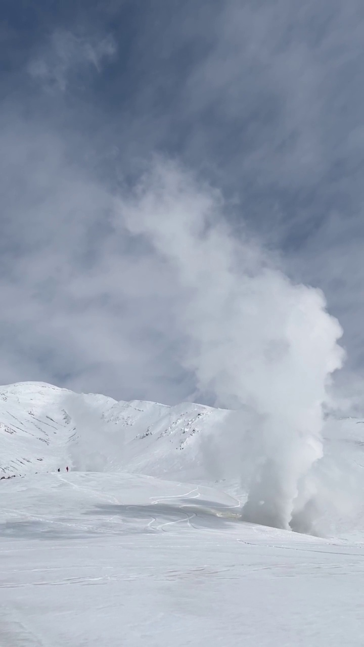 在活火山上滑雪视频素材