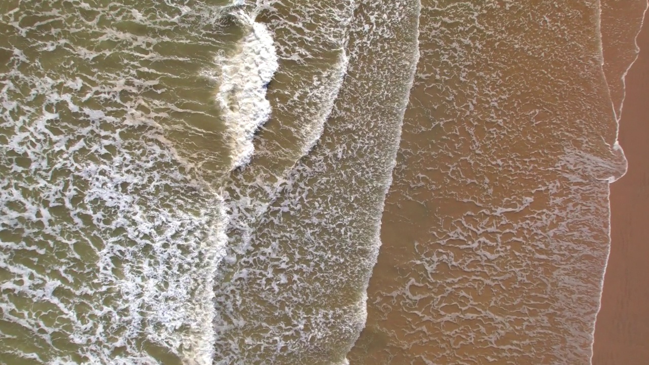 鸟瞰泰国海滩清澈的大海和海滩。视频素材