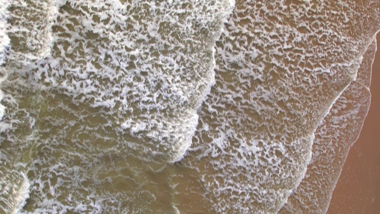 鸟瞰泰国海滩清澈的大海和海滩。视频素材