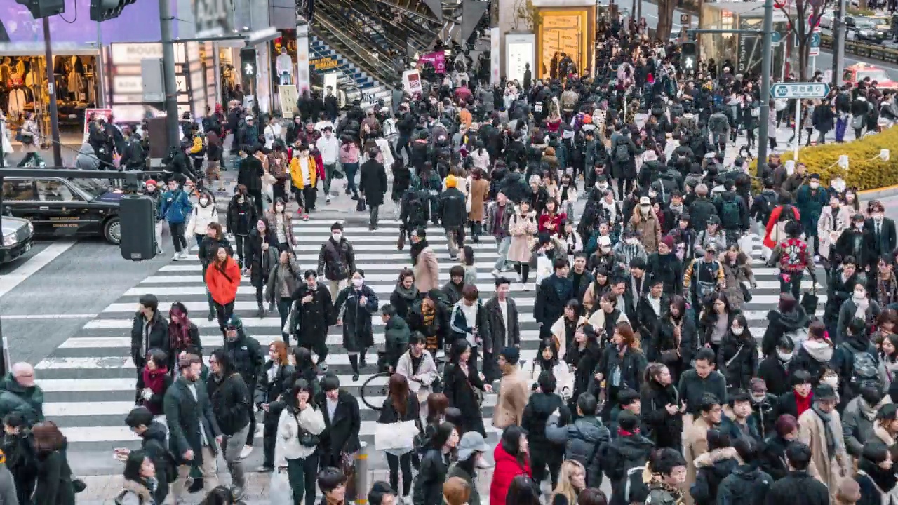 日本东京，时间流逝大群行人穿过道路与交通视频素材