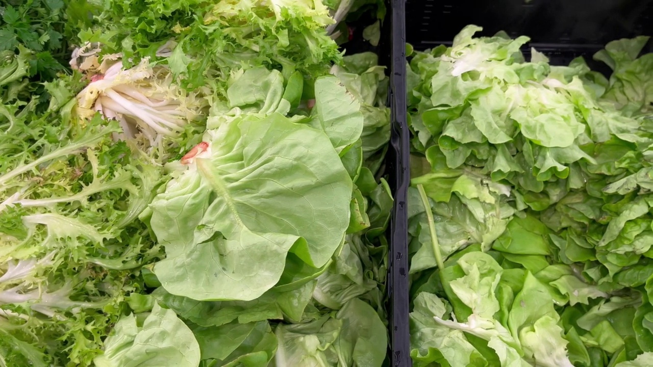 绿色生菜叶花瓣市场健康膳食食品减肥零食桌上拷贝太空食品背景质朴视频素材