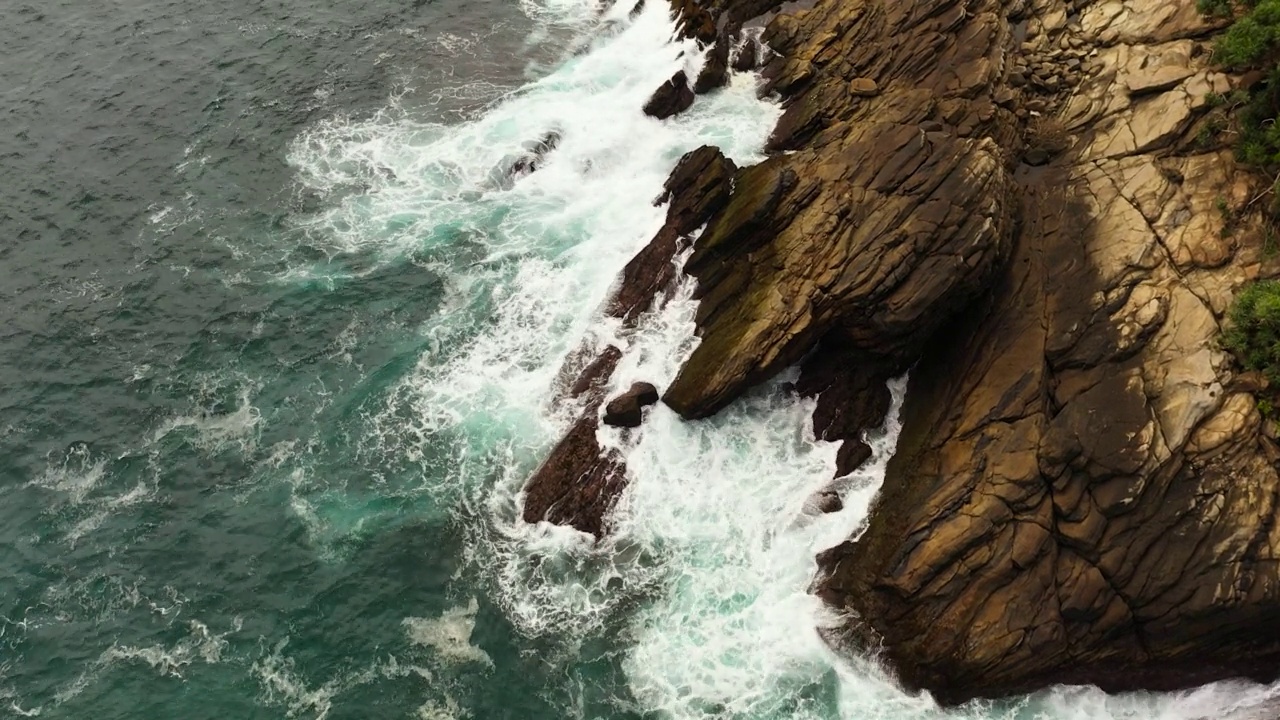 海洋冲浪与波浪俯视图。视频素材