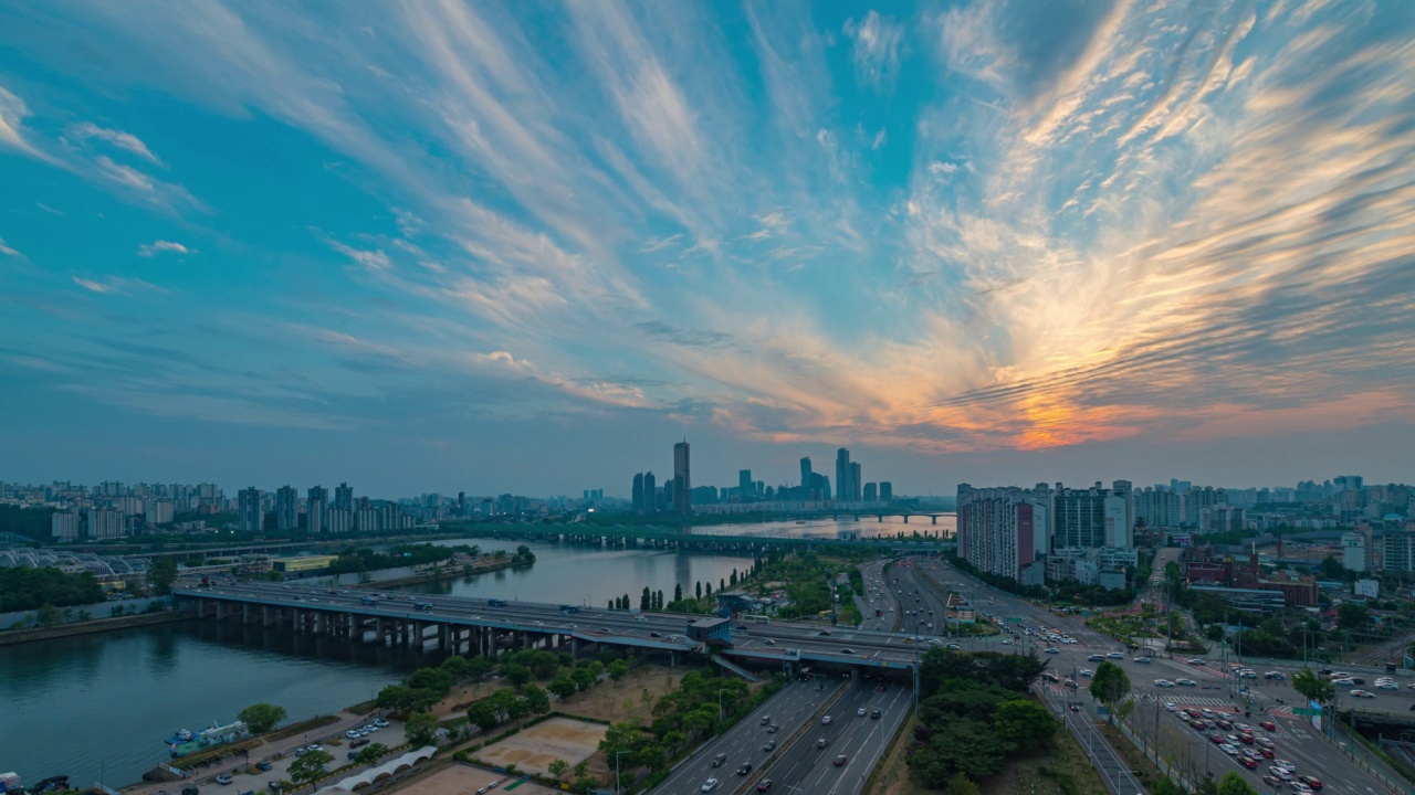 俯瞰日落与交通。63年建筑视频素材