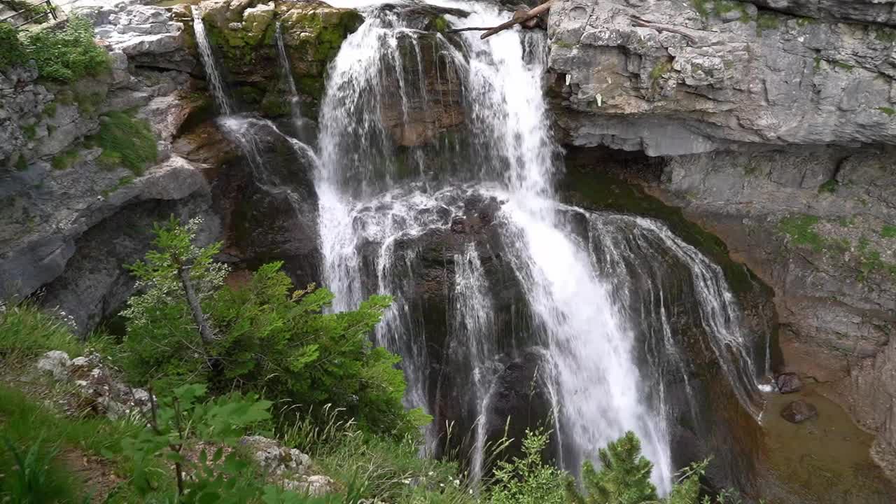 在西班牙比利牛斯山的奥尔德萨山谷的新鲜和干净的水瀑布视频素材