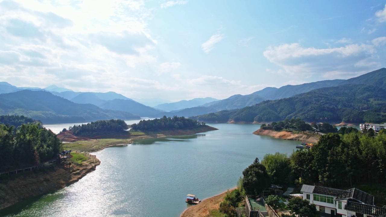 湖泊和村庄视频素材