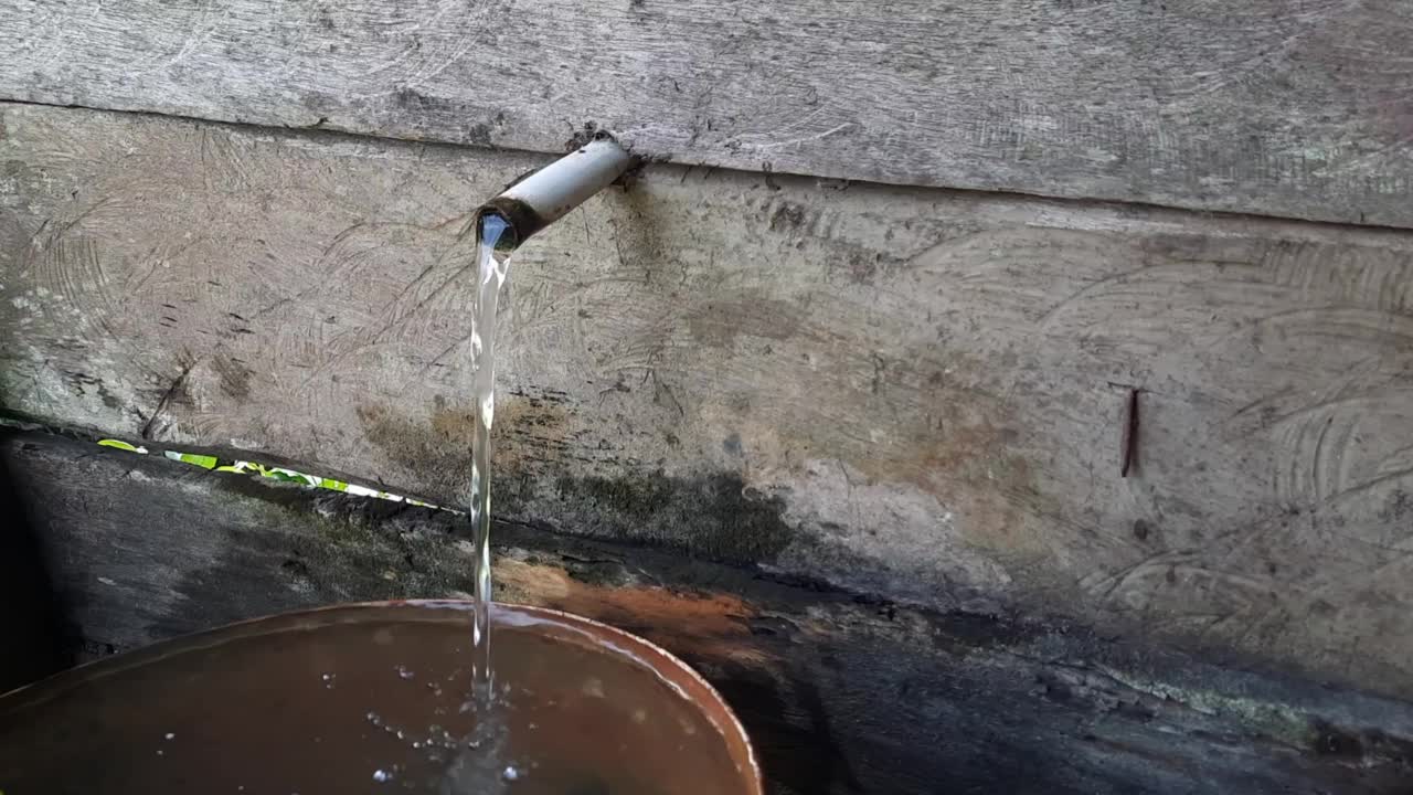 喷泉在浴缸里的小管子里视频素材